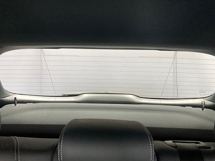 令和6年ベンツBクラスのカーフィルム施工前内側のリアガラス
